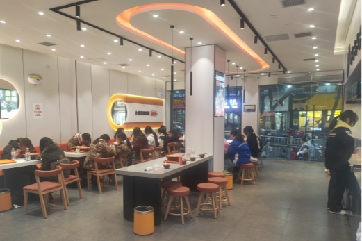 逆势扩张150㎡，用“大店思维”让张亮麻辣烫在县域称王