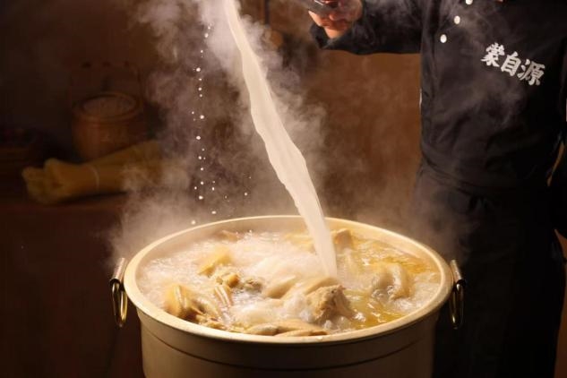 从墩墩鸡到好望水，蒙自源半年两次现象级联名：这碗米线越活越年轻